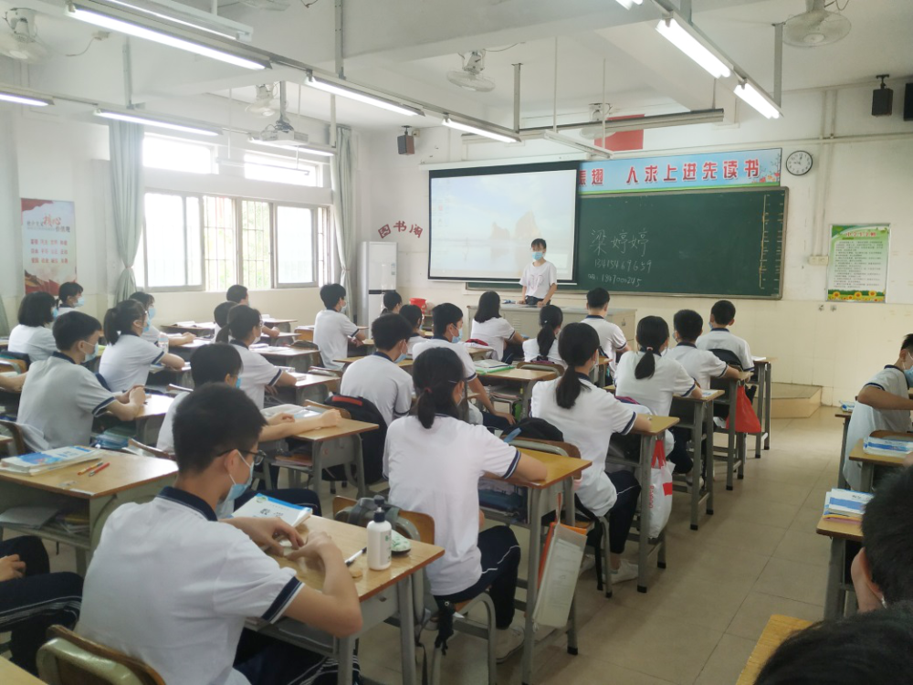 文翰中学学生进入饭堂熟悉就餐流程,了解错峰就餐等防疫措施,全力保障