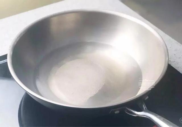 4.锅预热倒入600克水烧开,倒入30克白砂糖煮开至白糖融化