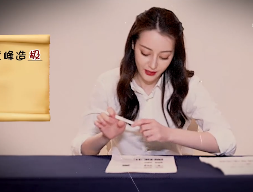 《极挑》迪丽热巴录视频,当她低头写字那一刻,才知为啥要p鼻子