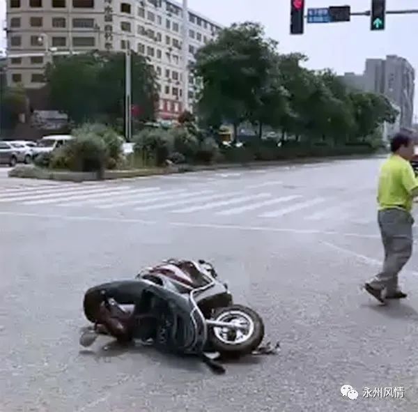 冷水滩 区政府旁边发生一起车祸,一电动车倒下