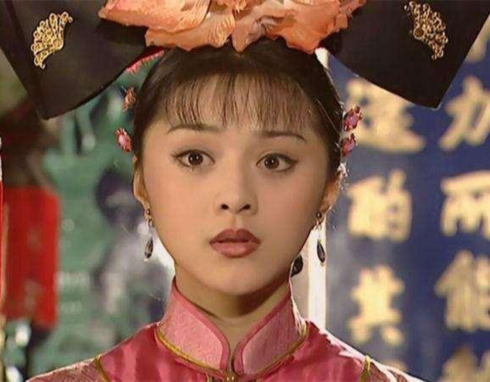 范冰冰妈妈年轻时的照片曝光像极了13年前还珠格格中的金锁