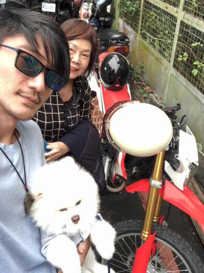高宇桥抱弟弟高以翔生前爱狗为妈妈庆母亲节高妈妈久违露笑令人欣慰