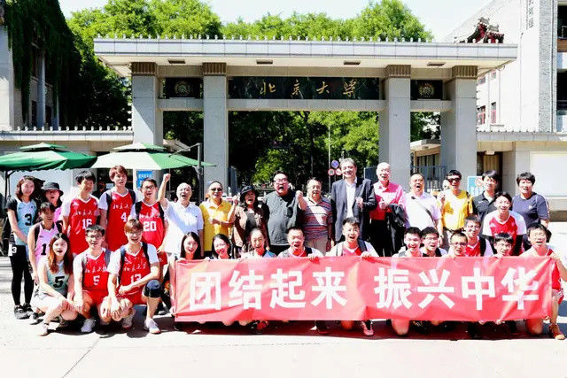 中国男排老国手汪嘉伟徐真重访北京大学再唤团结起来振兴中华