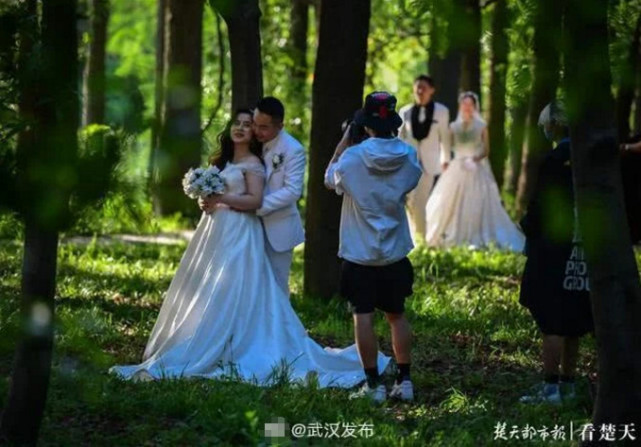 拍婚纱照戴_女生戴眼镜拍婚纱照