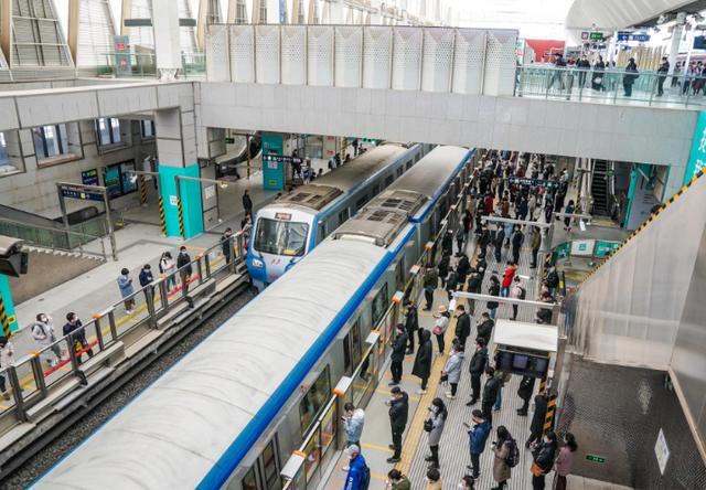 昌平西二旗那会的地铁站,上班高峰的拥挤时常会上了新闻热搜.
