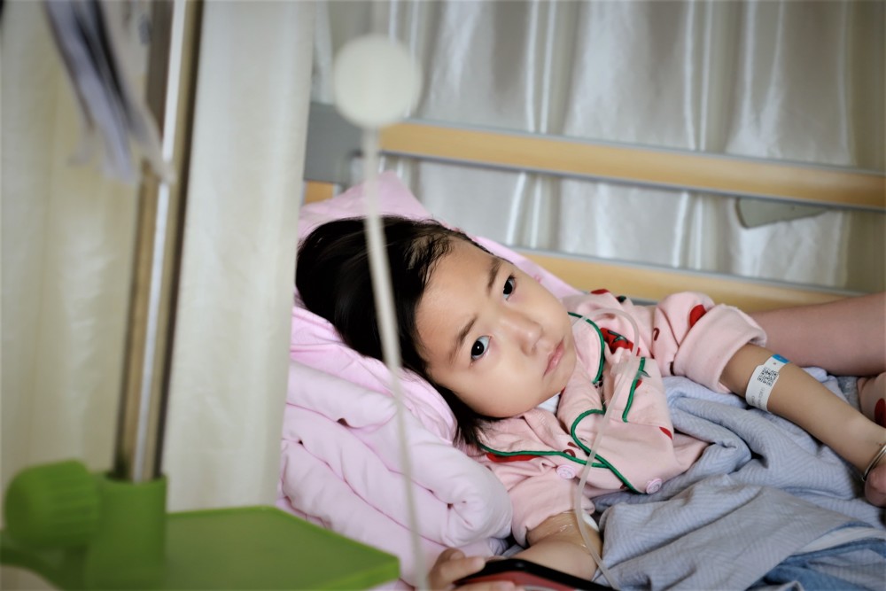 4岁女儿摘除眼球又患血癌，丈夫捐髓后病危，80后母亲哭诉：我撑不住了