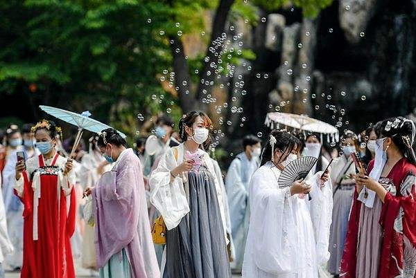 日本经常看到穿和服的游客,国内景点为何很少见穿汉服