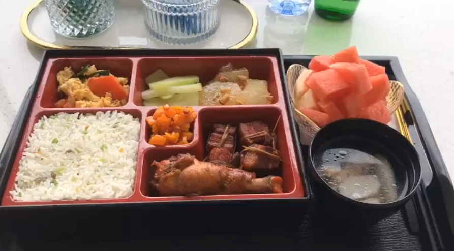 宾利4s店销售晒客户餐,没对比就没有伤害,太豪华了吧