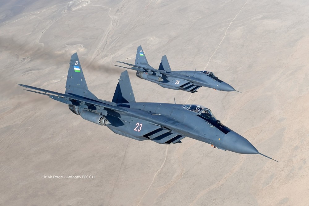 携带火箭发射巢的乌兹别克斯坦空军米格-29战斗机