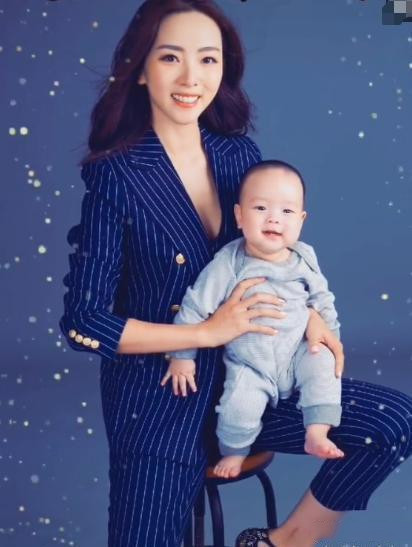 李思思晒儿子萌照 母子互动丈夫缺席存在感却十足 嫁初恋太幸福