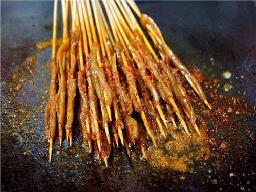 泛滥全国的小吃,鸭肠40串仅需15元,便宜的代价是健康?