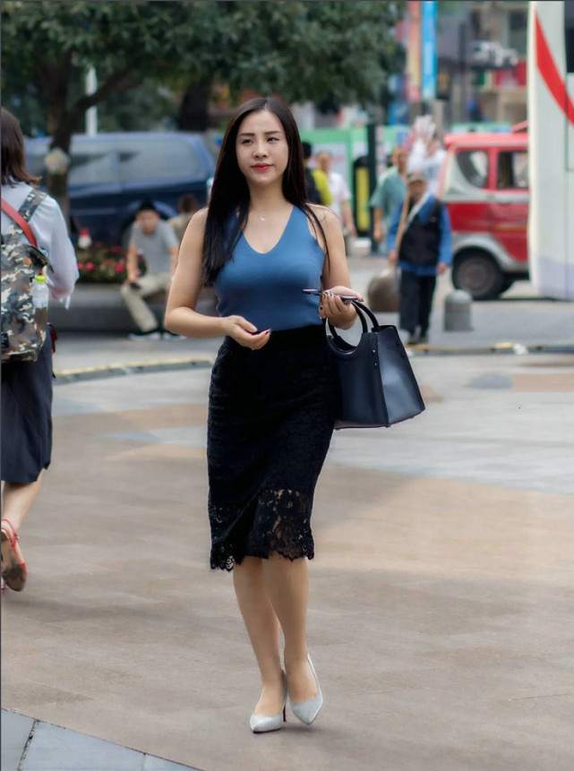 街拍:蓝色吊带 黑色半身裙,中年女性也可韵味十足,艳