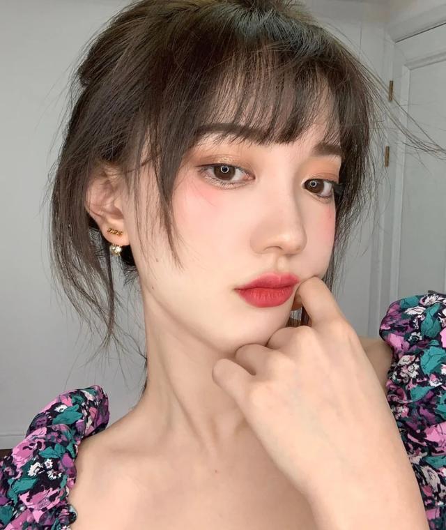 最适合夏天的四种妆容！清新娇媚不腻味，时髦女孩必备