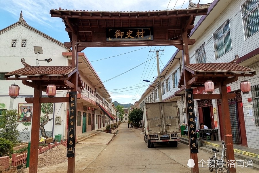 元末时,其父为官洛州主簿,遂迁家定居于洛南县景村镇张家村(今御史村)