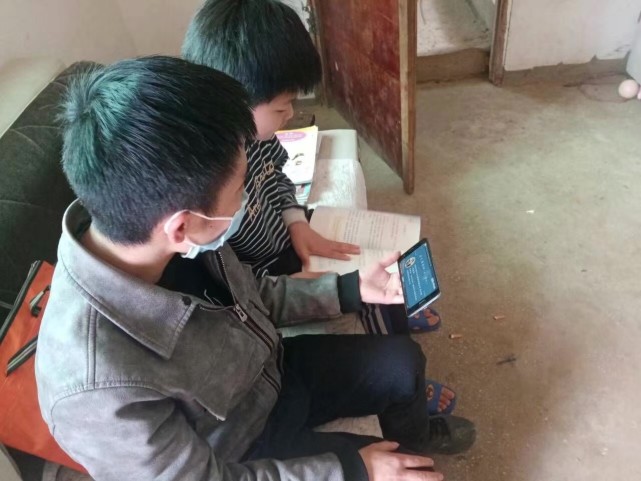 看看乡村里的孩子在家里认真的上网课