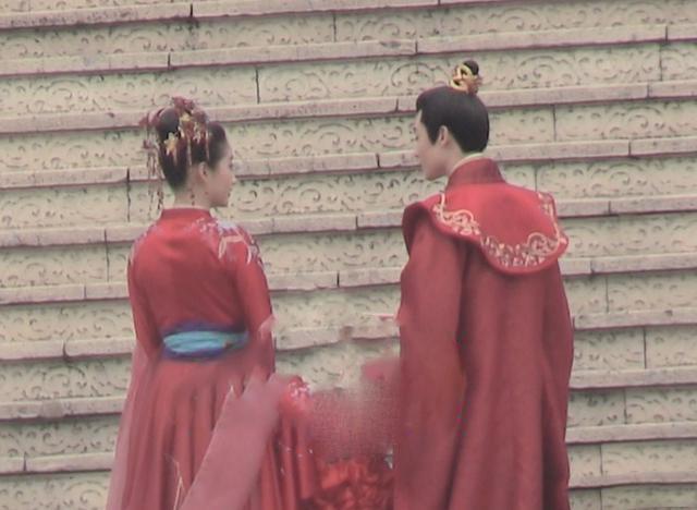关晓彤古装新娘扮相曝光,与侯明昊郎才女貌,鹿晗会吃醋么?