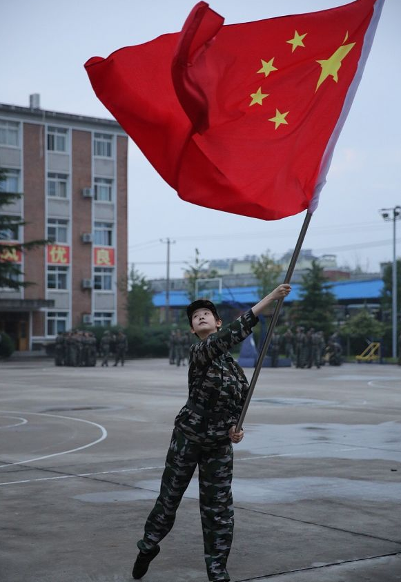 张艺凡大学军训照被疯传,站军姿却白到发光,扬旗的样子太帅了!
