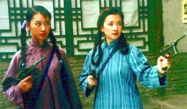 原本是家庭妇女的贾春英要参与战争必然要经过艰苦的训练,而贾春英