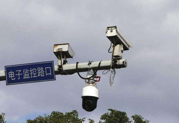 在路边停车时可就要注意头顶上是否有这些摄像头存在了