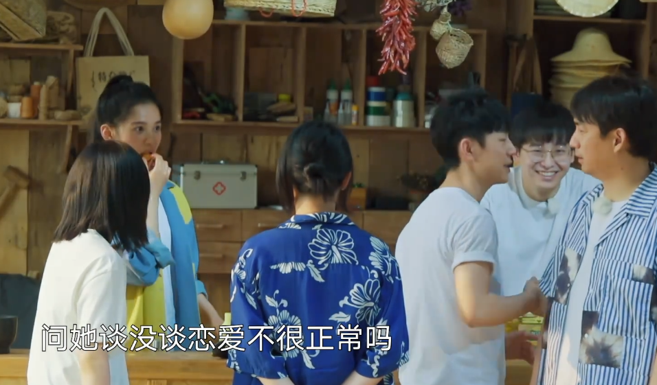 黄磊问张婧仪有没有谈恋爱,谁注意张子枫的反应?过于明显了!