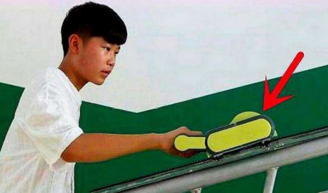 中国安徽13岁少年,发明"爬楼神器"一口气上5楼,获国际金奖