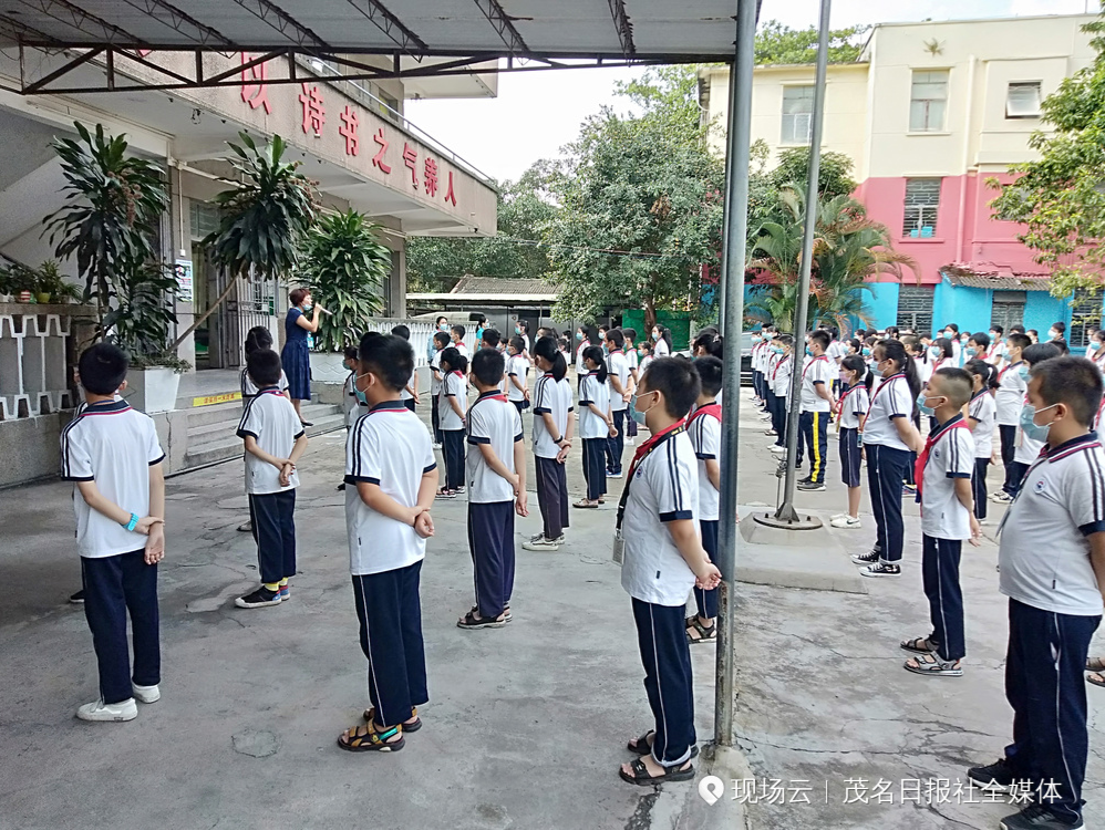 茂南区第二实验学校新华分校的开学第一课安全教育.