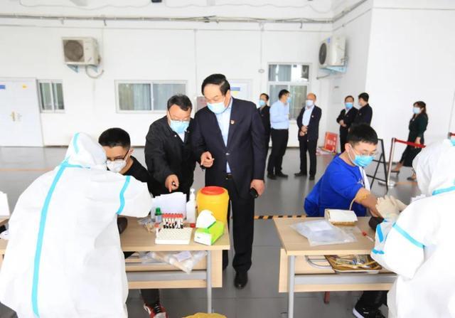 郑州大学还免费为全体返校学生进行核酸和血清抗体检测,进一步为学生