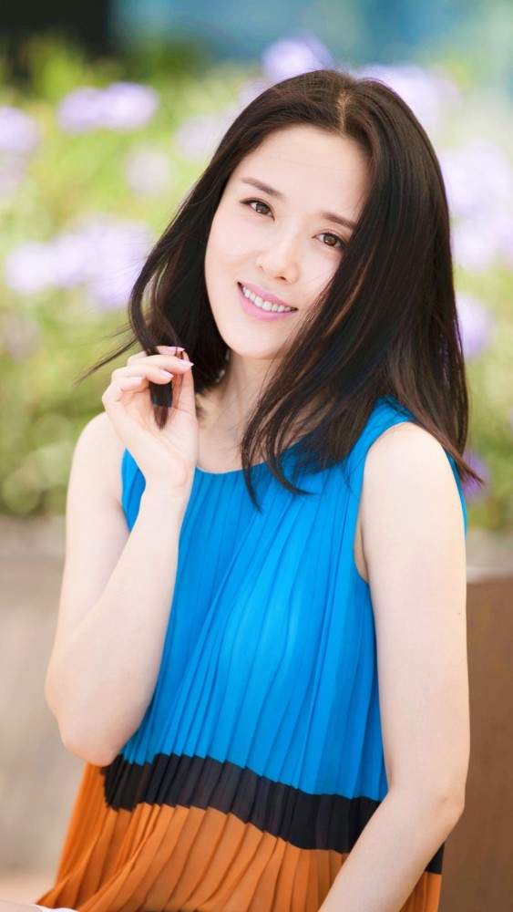 明星壁纸:质傲清霜色,香含秋露华——颜丹晨