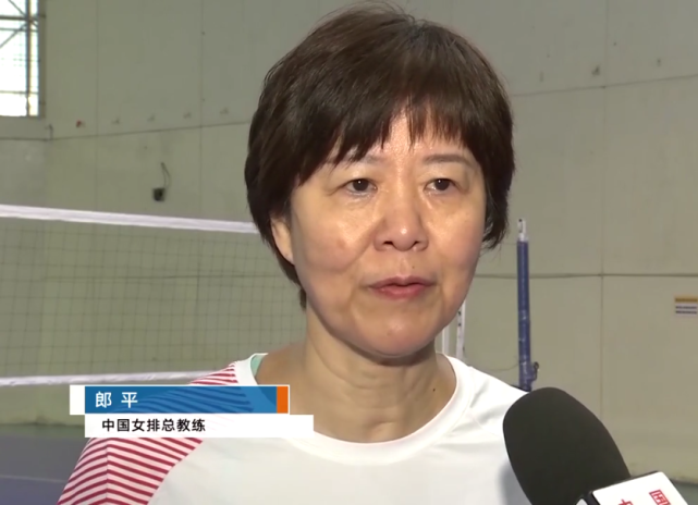 郎平幽默谈李盈莹的陈旧护膝,她要老防守,一年三副都