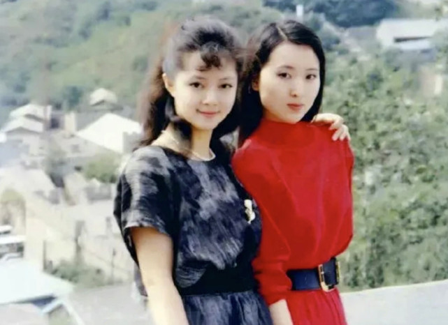 而最珍贵的一张,则是陈晓旭与张莉的合影,能看出戏外的"黛钗"姐妹感情