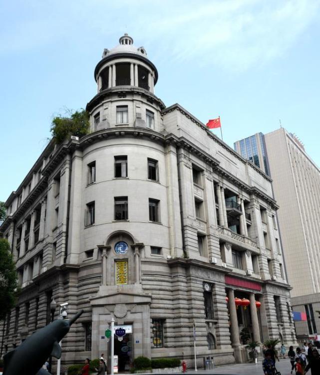 江汉关大楼位于武汉沿江大道与江汉路交会处,融合了欧洲文艺复兴时期