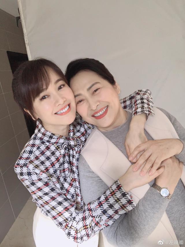 左小青与许娣的合照,美颜盖住了皱纹,却挡不住她的优雅气质!