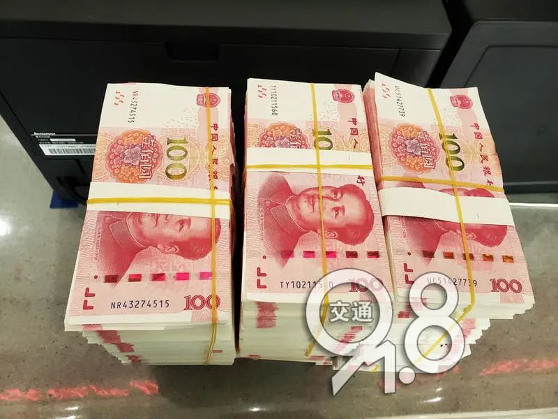 1张100元新版人民币约1.15克 六十万元就是六千张100元纸币 约6.