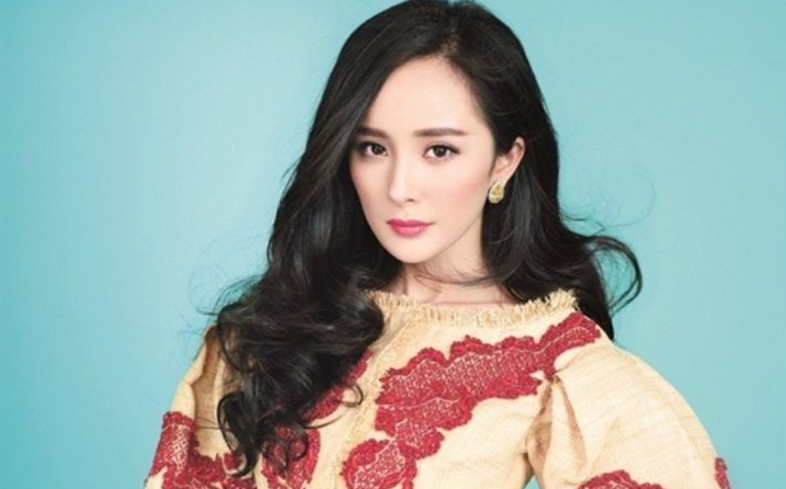 杨幂因遭代拍恶意拍摄登热搜!网友:幸亏她穿的是短裤!