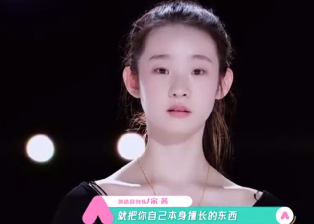 张艺凡的直发够美了,但看到她的羊毛卷后,确定不是韩剧女主角?