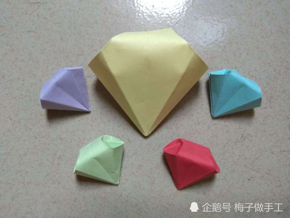 今天小编就来教大家用一张正方形折纸怎么折一颗简单又漂亮的钻石,折