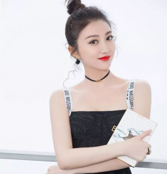景甜秀背部曲线,用4条橡皮筋"五花大绑,嫩成18岁少女