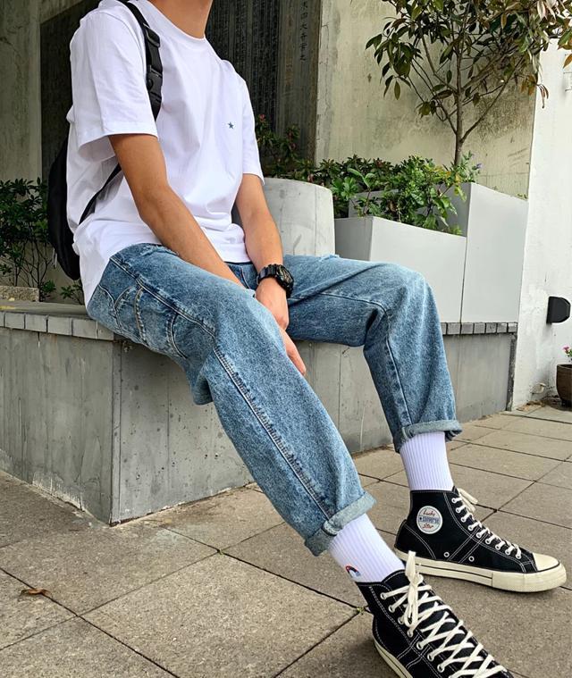 一个瘦男人的牛仔裤 