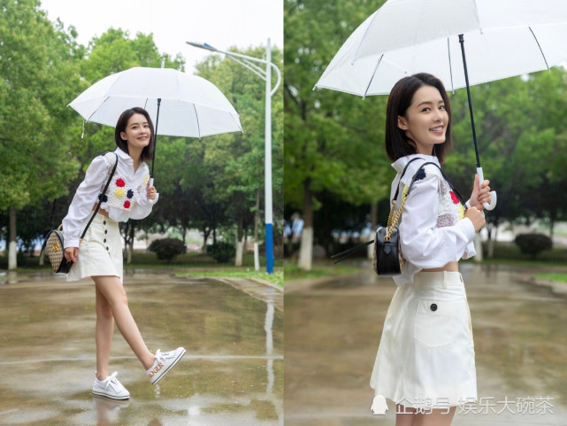 李沁晒雨中漫步美照一身新造型清纯可人空气中都是甜美的味道