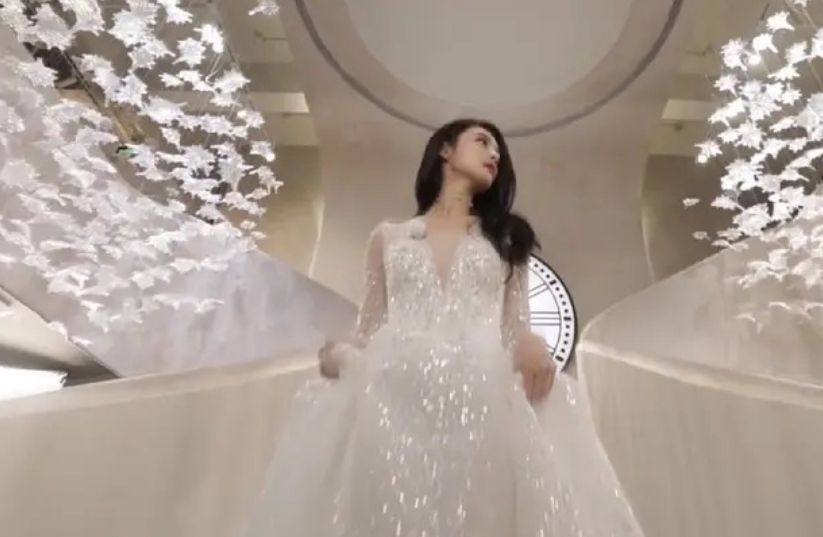 火箭少女拍摄婚纱照,杨超越徐梦洁甜美,而傅菁却被称