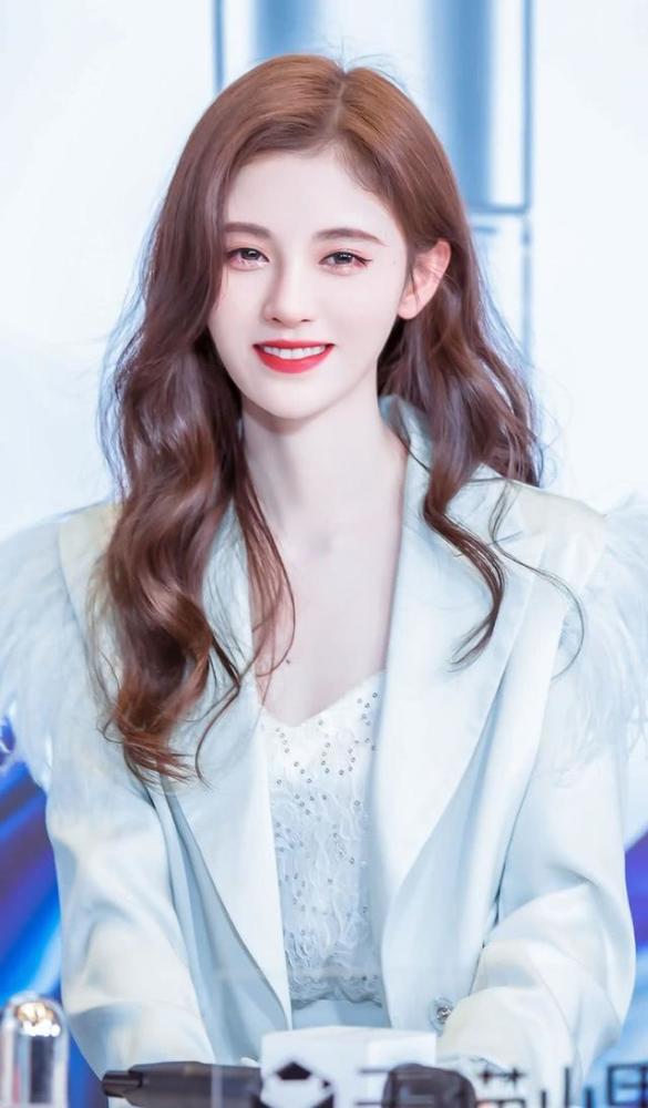 不愧是"四千年美女",鞠婧祎身穿薄荷绿羽毛套装,尽显清新优雅
