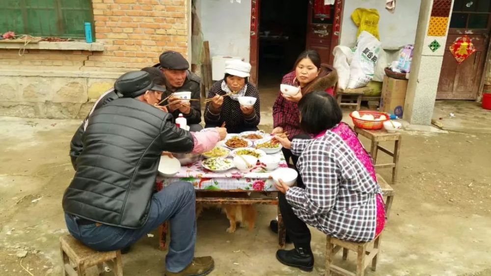 丰县这家人一起吃饭干活的场景,为何瞬间火遍朋友圈?