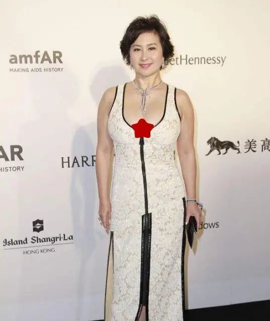 何超琼也是大骨架,穿条背心裙好有魅力,蒋欣却输的有