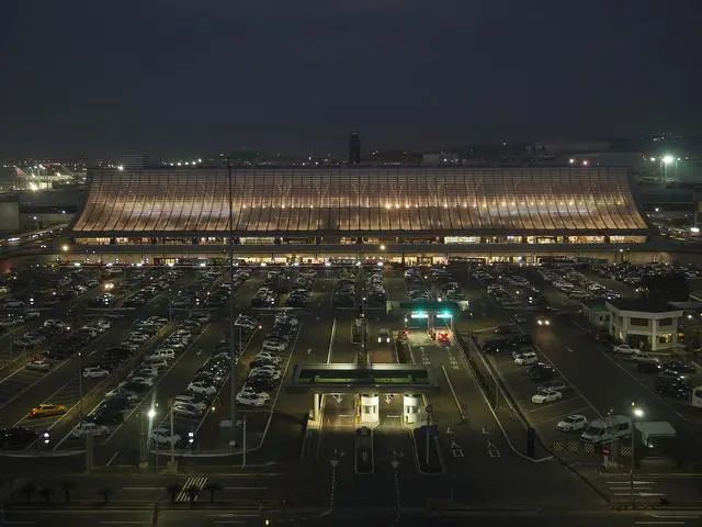 虹桥机场为4e级民用国际机场,是中国三大门户复合枢纽之一,国际定期