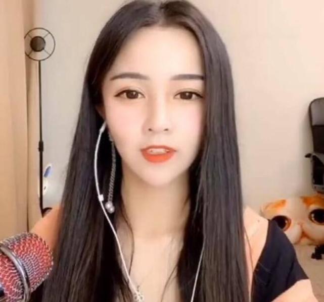 王思聪直播和女主播pk,大量网友来刷礼物,穷人给富人