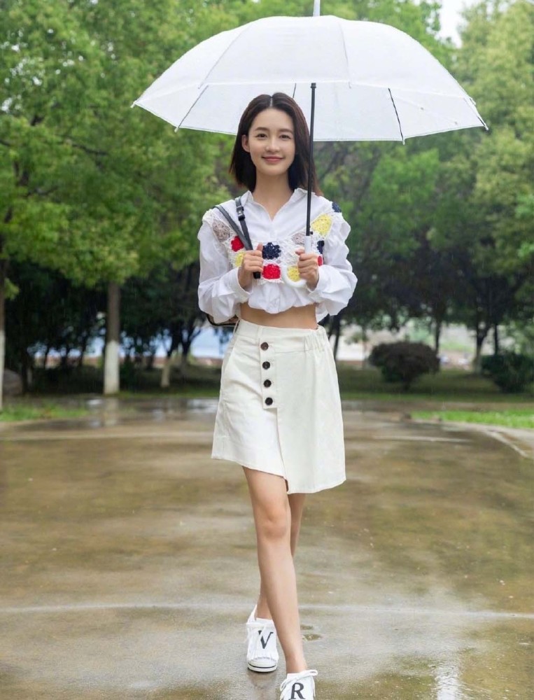 5月14日,知名影视演员李沁拍摄了一组雨中撑伞漫步的照片,那可就不得