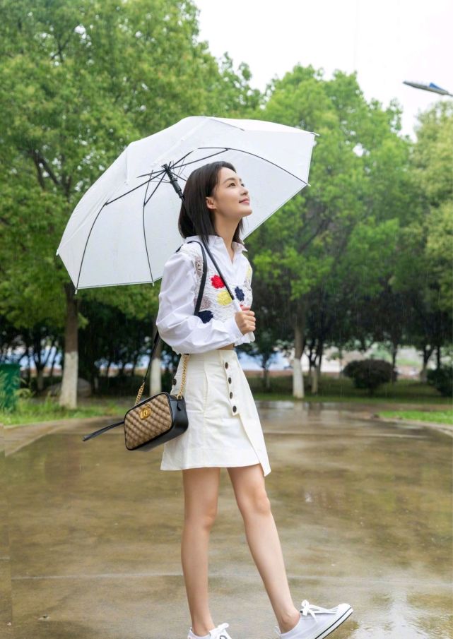 30岁的李沁也太会穿了吧,身穿短款白衬衫配a字短裙,清爽又显瘦