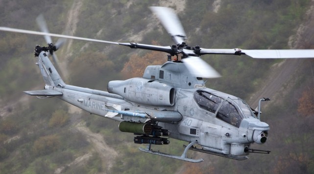 美国贝尔公司研制的ah-1z"毒蛇"武装直升机