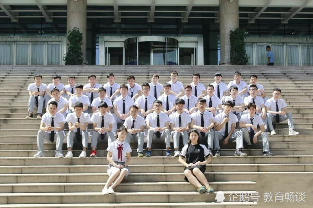 "独苗男生"毕业照:武汉华中科技大学,一个男生的骄傲