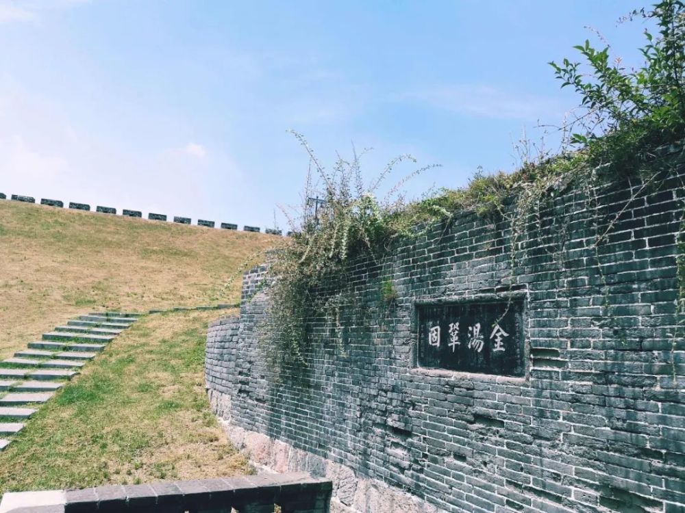 明朝万历时的知州杨涧修建现代化的排水系统安徽寿县的月坝,清朝乾隆
